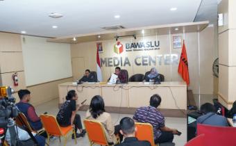 Suasana konferensi pers pengawasan logistik Pemilu 2024 bersama awak media di Kantor Bawaslu, Jakarta, Senin (8/1/2024)/foto: Publikasi dan Pemberitaan Bawaslu.