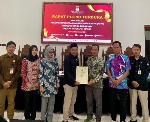 Bawaslu Jepara melakukan pengawasan secara langsung terhadap Rapat Pleno Terbuka Pemutakhiran Data Pemilih Berkelanjutan (PDPB) Triwulan III Tahun 2026 yang diselenggarakan KPU Kabupaten Jepara, Rabu (30/9).