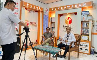 Pembuatan Podcast Bawaslu Menyapa dengan Tema “Hubungan Kelembagaan dan Kemitraan Bawaslu Jepara” bersama Narasumber Ketua Bawaslu Jepara Sujiantoko dan Dimoderatori oleh Misbakhus Sholihin