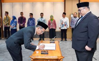 Ketua Bawaslu Rahmat Bagja menyaksikan penandatanganan berita acara pelantikan dalam Pelantikan PAW Anggota Bawaslu Provinsi dan Kabupaten Kota Sisa Masa Jabatan Periode 2023-2028 di Jakarta. Jumat (31/10/2025).