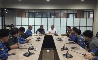 Bincang ringan Anggota Bawaslu Totok Hariyono (berbaju putih) dengan jajaran humas Bawaslu RI, Senin (1/12/2025).