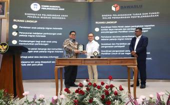 Ketua Bawaslu Rahmat Bagja (kiri) dan Menteri Perlindungan Pekerja Migran Indonesia (BP2MI) Mukhtarudin dalam penandatanganan nota kesepahaman dan perjanjian kerja sama di Jakarta, Selasa (2/12/2025).