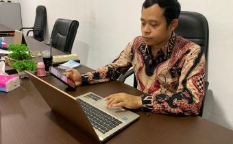 Anggota Bawaslu Kabupaten Jepara, Khoirul Abidin, bersama jajaran sekretariat mengikuti Rapat Pembahasan Rencana Anggaran Belanja (RAB) Bawaslu Kabupaten/Kota Tahun Anggaran 2026 yang diselenggarakan secara daring melalui Zoom Meeting