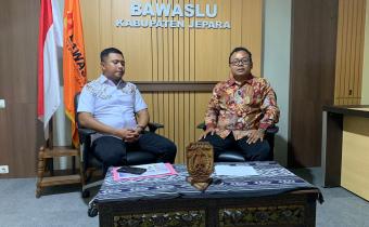 Podcast Bawaslu Jepara yang menghadirkan Kasat Reskrim Polres Jepara, AKP Faisal Wildan dan Kordiv Penanganan Pelanggaran dan Data Informasi Khomaru Zaman selaku Moderator