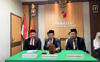 Bawaslu Kabupaten Jepara menggelar Simulasi Sidang Ajudikasi Penyelesaian Sengketa Proses Pemilu yang diikuti mahasiswa dari berbagai perguruan tinggi pada Kamis (30/7). 