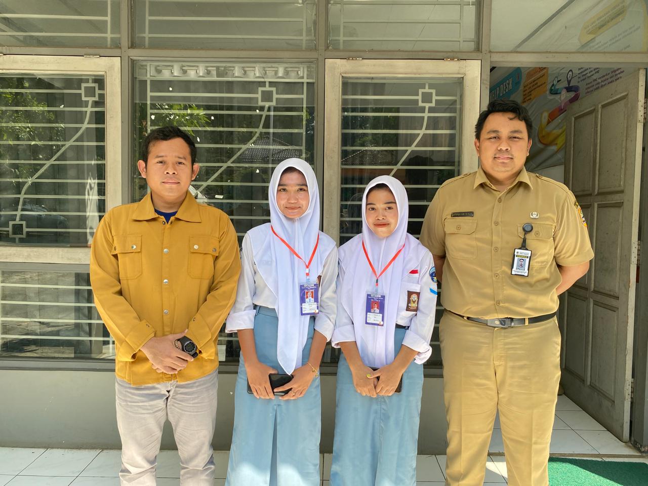 Koordinator Divisi Sumber Daya Manusia, Organisasi dan Diklat Bawaslu Kabupaten Jepara Khoirul Abidin (sebelah kiri) menerima Siswa magang/praktik kerja dari SMK N 1 Pakis Aji (8/7/2024)