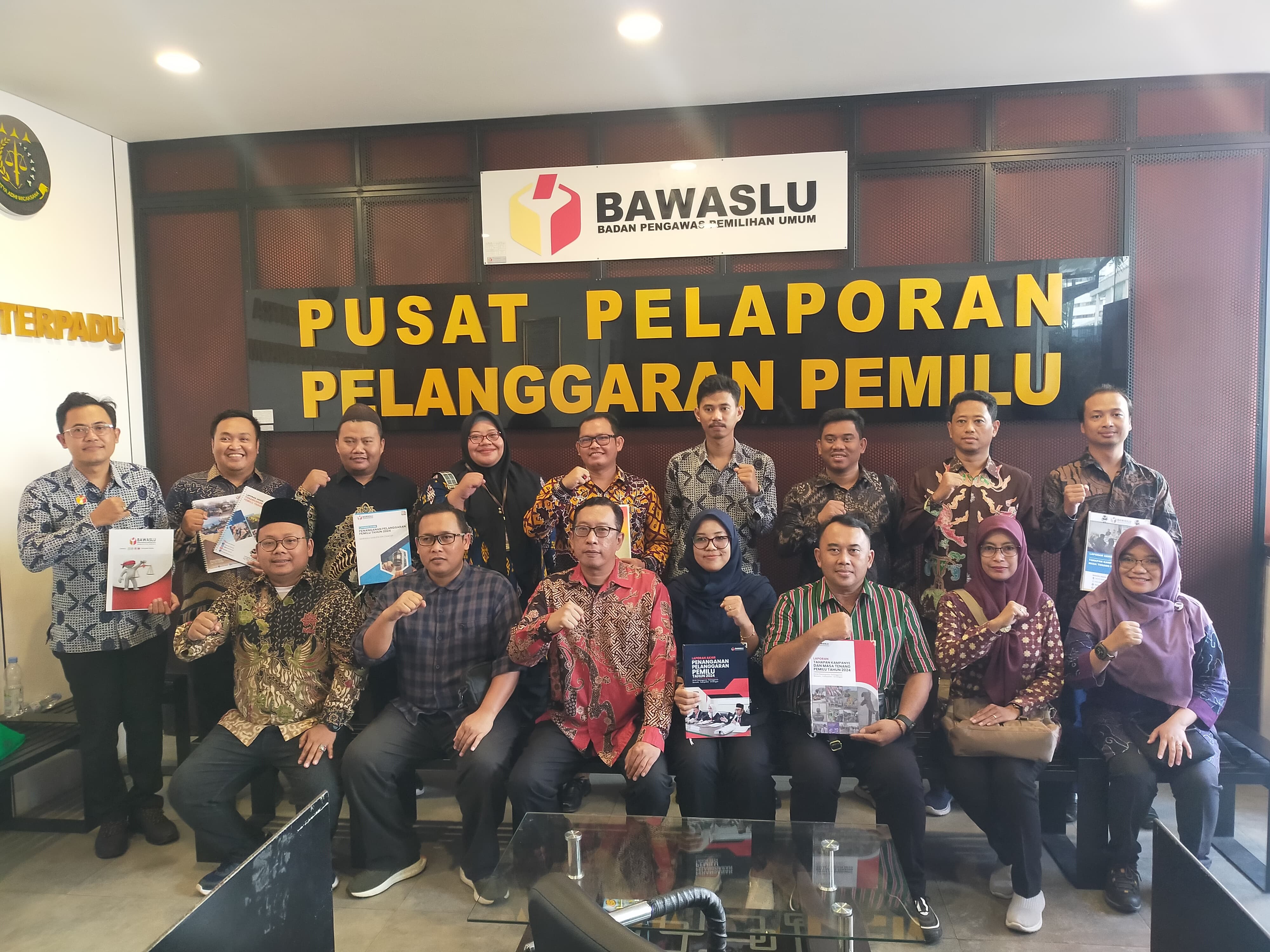 Koordinator Divisi Penanganan Pelanggaran dan Datin se Provinsi Jawa Tengah menyerahkan laporan akhir penanganan pelanggaran ke Bawaslu RI