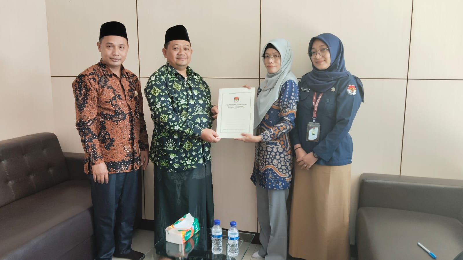 Koordinator Divisi Pencegahan, Partisipasi, Masyarakat, dan Humas Ali Purnomo bersama Anggota KPU Kabupaten Jepara beserta pihak Pondok Pesantren Balekambang