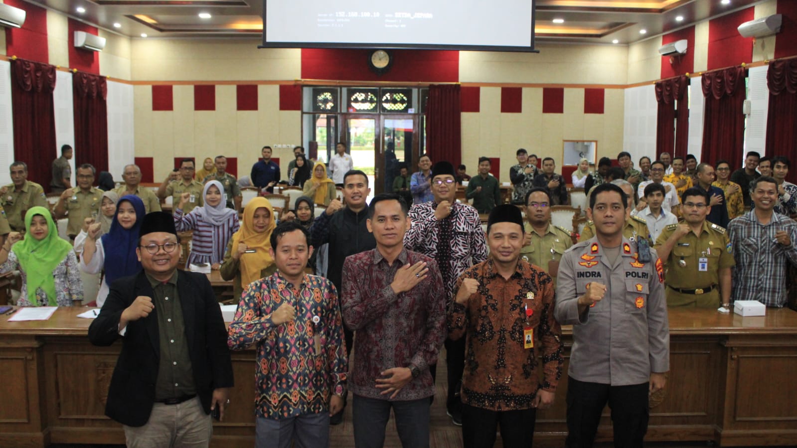 Foto bersama pimpinan Bawaslu Jepara (Khomaru Zaman, Khoirul Abidin, Ali Purnomo), Anggota KPU Jepara (Haris Budiawan), Wakapolres (Indra Jaya Syafputra), dan seluruh tamu undangan Rapat Koordinasi Tahapan Mutarlih Pilkada 2024 bertempat di Gedung Shima Sekretariat Daerah Kabupaten Jepara