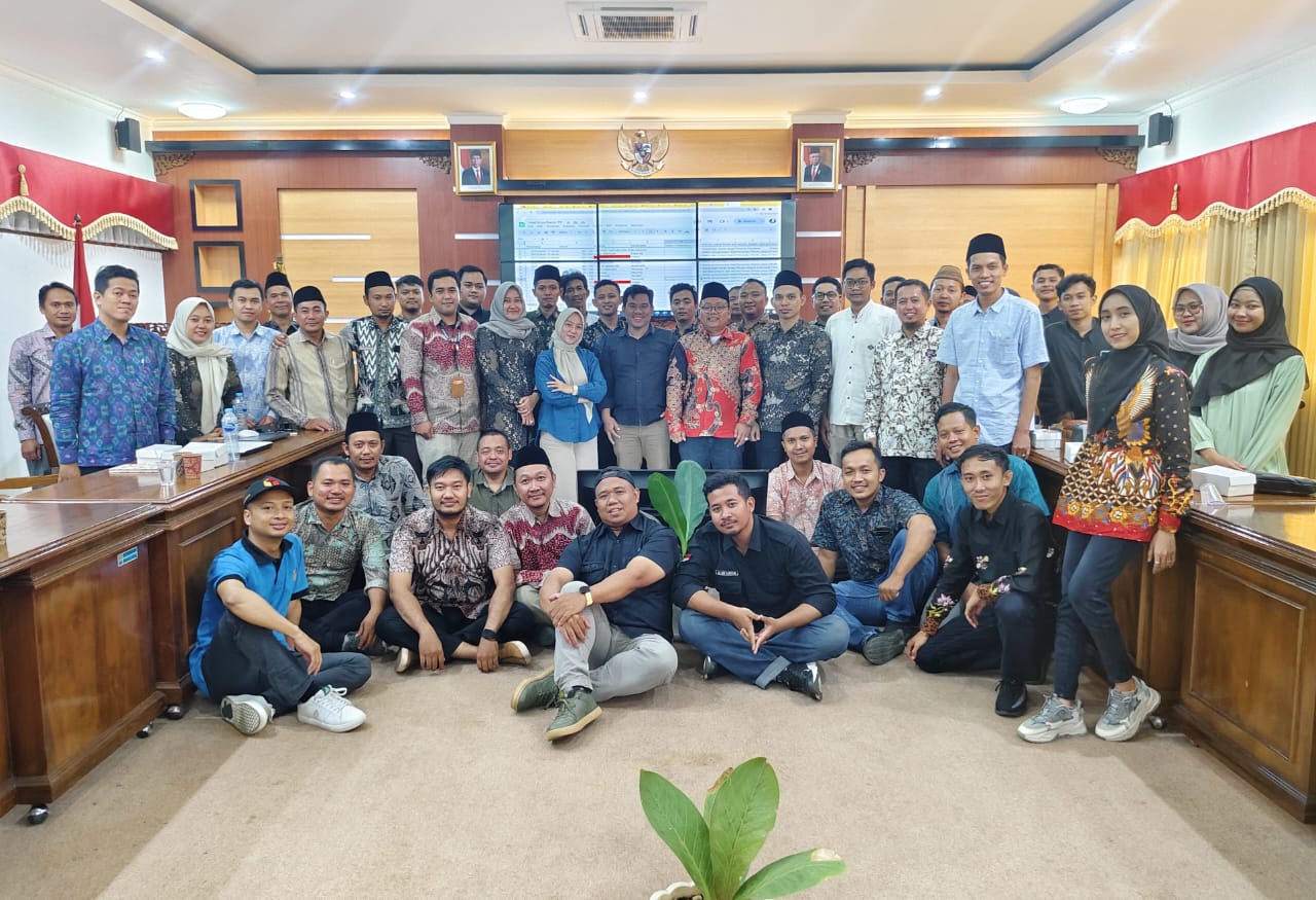 Foto bersama pimpinan Bawaslu Jepara (Sujiantoko dan Khomaru Zaman) bersama Panwaslu Kecamatan se-Kabupaten Jepara yang mengikuti Rapat Kerja Strategi Penanganan Pelanggaran untuk Persiapan Pilkada Serentak 2024