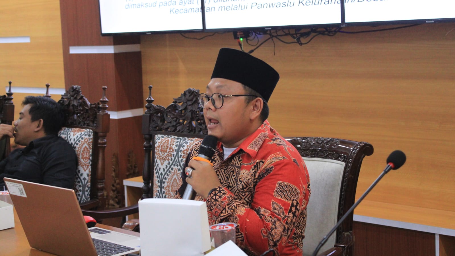 Koordinator divisi penanganan pelanggaran dan data informasi Badan Pengawas Pemilihan Umum (Bawaslu) Jepara, Khomaru Zaman menjadi pemateri dalam rapat kerja strategi penanganan pelanggaran di ruang rapat Sosrokartono Sekretariat Daerah Kabupaten Jepara