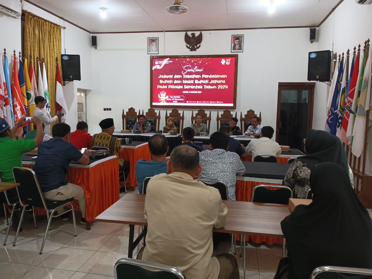 Kegiatan Sosialisasi Jadwal dan Tahapan Pencalonan Bupati dan Wakil Bupati Jepara pada Pilkada Serentak Tahun 2024 di Aula Kantor KPU Kabupaten Jepara dihadiri Ketua Bawaslu Kabupaten Jepara Sujiantoko (5/8/2024)