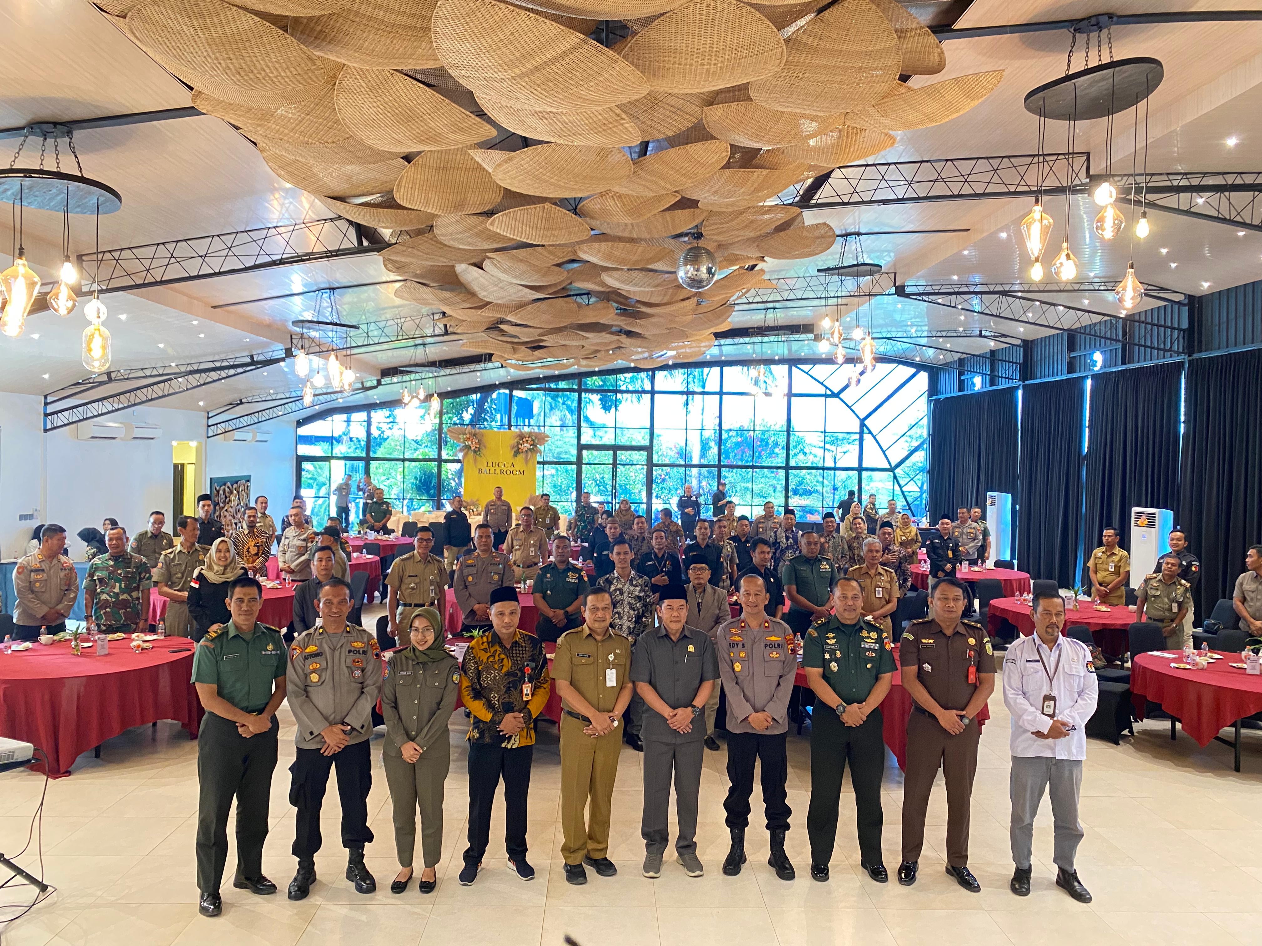 Foto bersama pada kegiatan Rapat Koordinasi Lintas Sektoral dalam Rangka Kesiapan Pengamanan Pemilihan Gubernur dan Wakil Gubernur, Bupati dan Wakil Bupati serta Walikota dan Wakil Walikota Tahun 2024 bertempat di Resto Eat & Meet Jepara, Senin (19/8/2024)