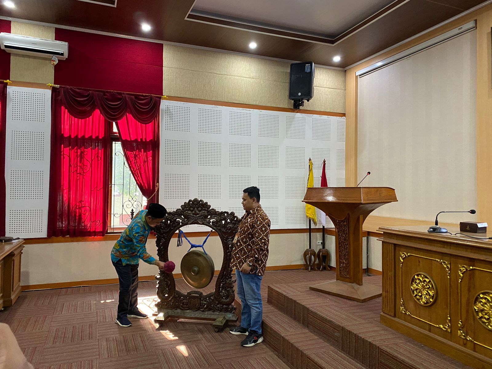 Anggota Bawaslu Jepara Koordinator Divisi Pencegahan, Partisipasi Masyarakat, dan Hubungan Masyarakat Bawaslu Jepara, Ali Purnomo (sebelah kiri) bersama Anggota Bawaslu Jepara Koordinator Divisi Hukum dan Penyelesaian Sengketa Shohibul Habib (sebelah kanan) memukul gong tanda peluncuran peta kerawanan Pemilihan 2024