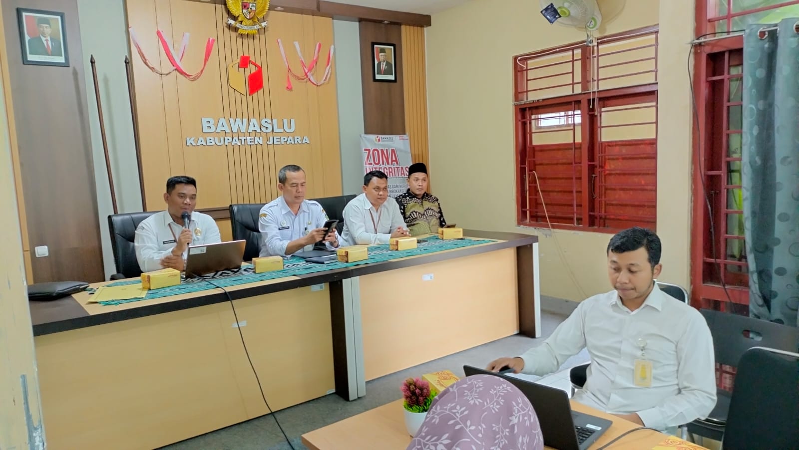 Ketua Bawaslu Jepara Sujiantoko beserta Ketua Dinas Komunikasi dan Informatika Arif Darmawan dan Anggota Bawaslu Jepara Shohibul Habib dalam Acara Rapat Penyusunan Buku SDM Bawaslu Jepara