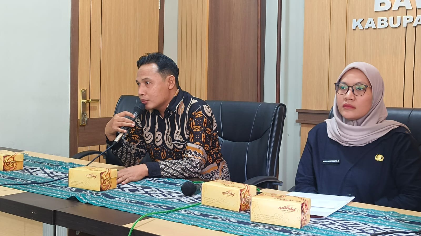 Koordinator Divisi Pencegahan, Partisipasi Masyarakat dan Hubungan Masyarakat menyampaikan materi dalam Rapat Koordinasi Persiapan Pleno DPT