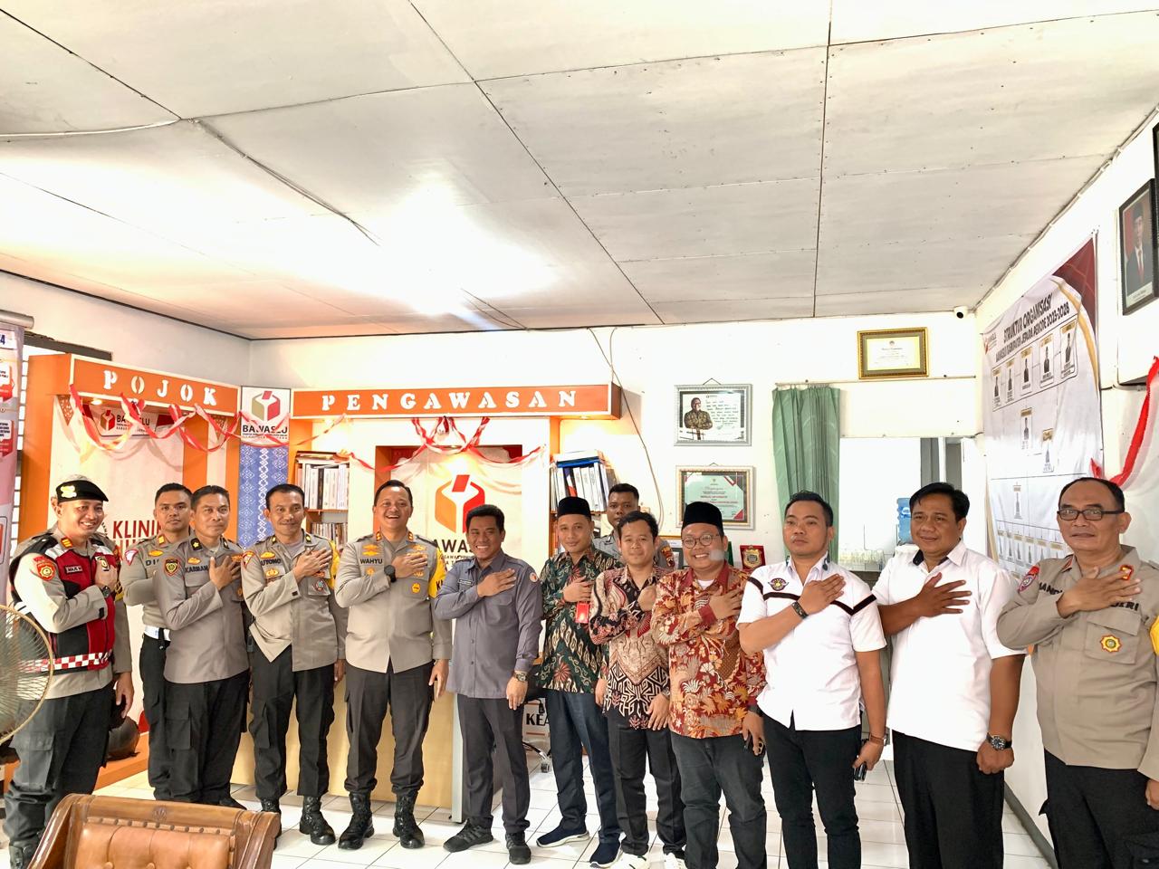 Ketua beserta Anggota Komisioner Bawaslu Jepara bersama Kapolres Jepara Wahyu Nugroho bersama Anggota