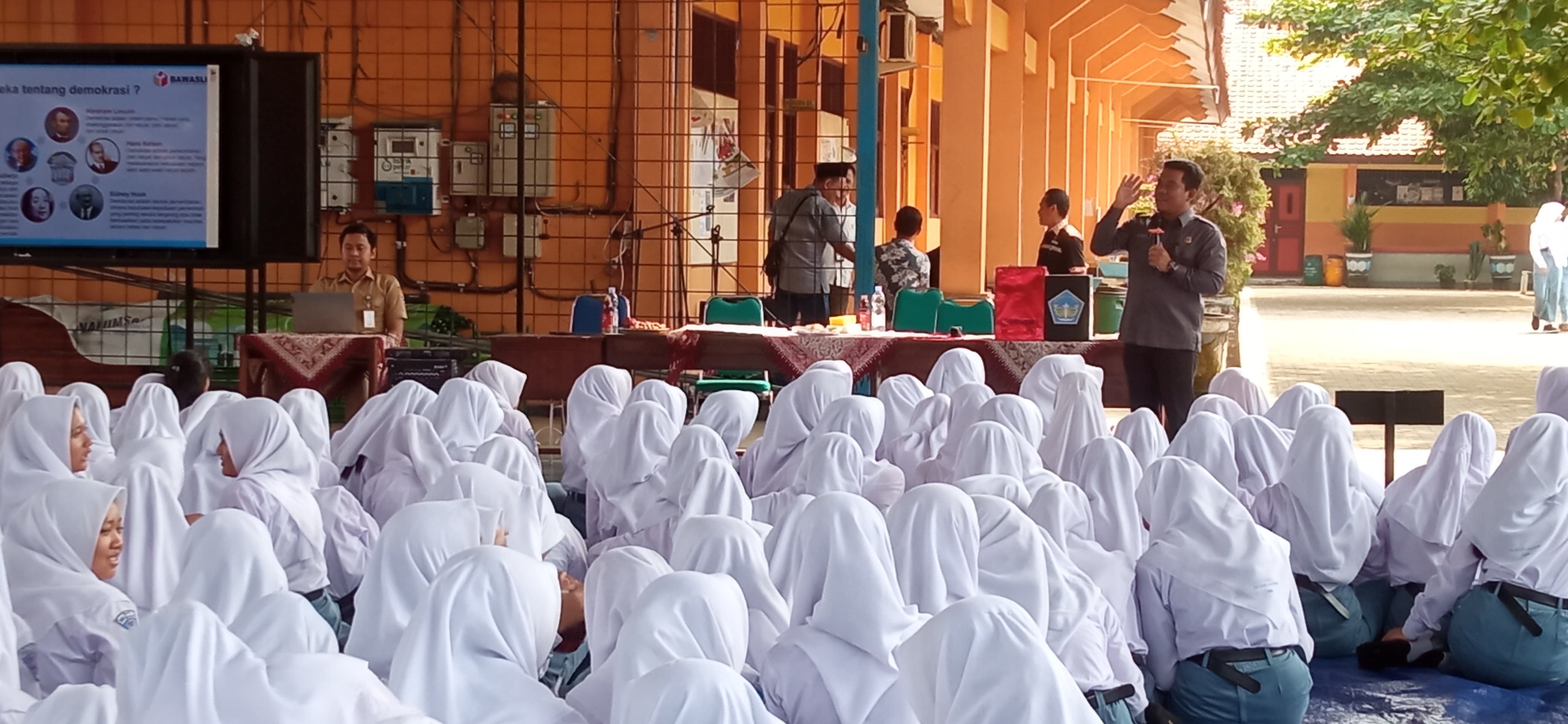 Ketua Bawaslu Jepara Sujiantoko Menjadi Narasumber di SMA Negeri 1 Nalumsari