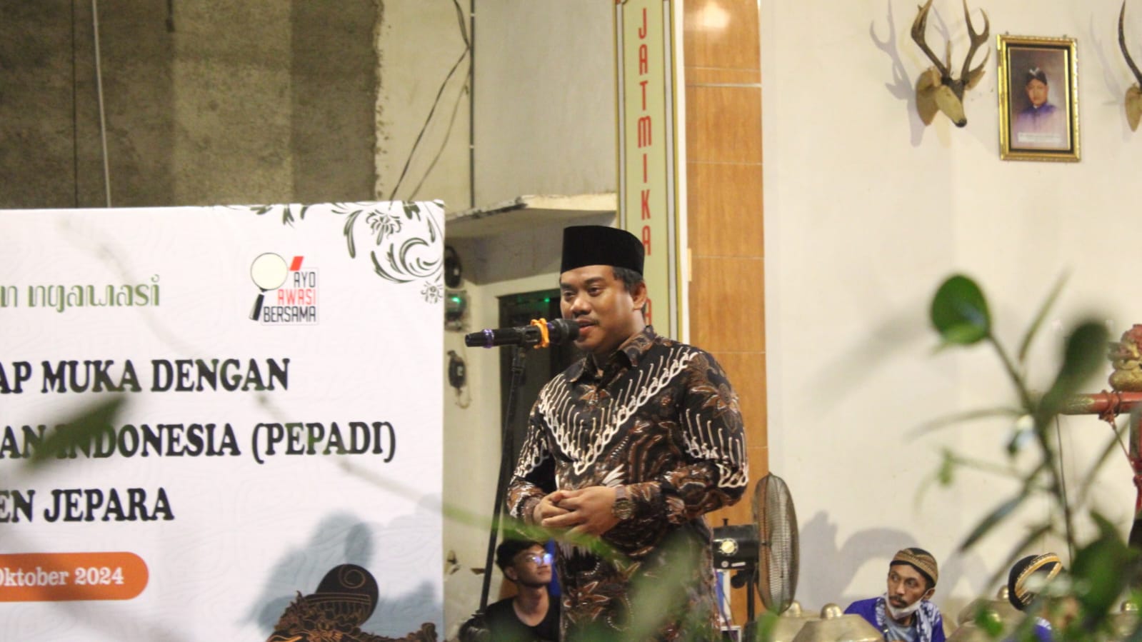 Ketua Bawaslu Jepara Sujiantoko Membuka Acara Sosialisasi Tatap Muka dengan Persatuan Pedalangan Indonesia (Pepadi) di Banjaragung Kecamatan Bangsri