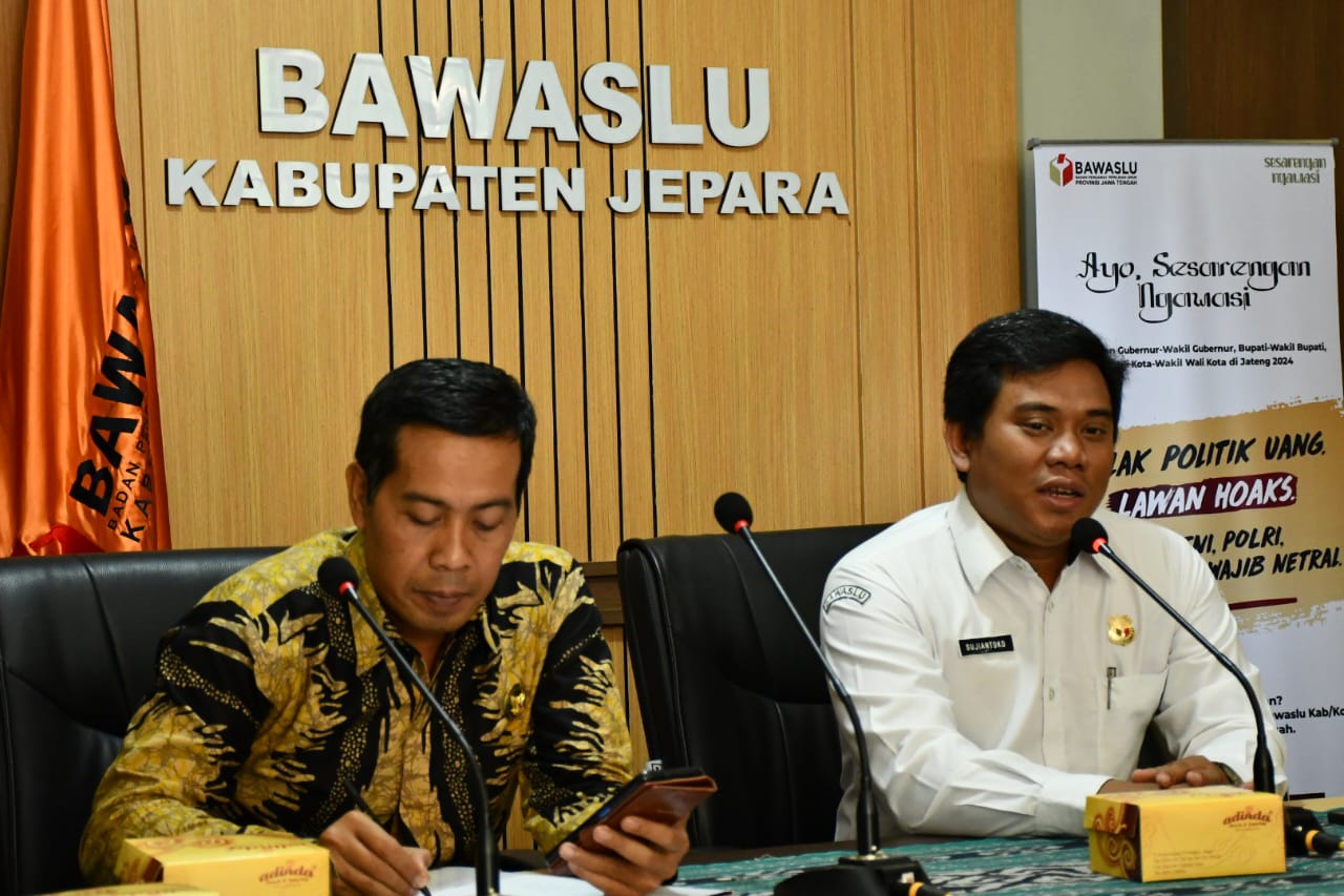 Ketua Bawaslu Jepara Sujiantoko memberikan sambutan dalam Rapat Pengelolaan PPID Bawaslu Kabupaten/Kota bersama Narasumber dari Anggota Komisioner Komisi Informasi Profinsi Jawa Tengah Asropi