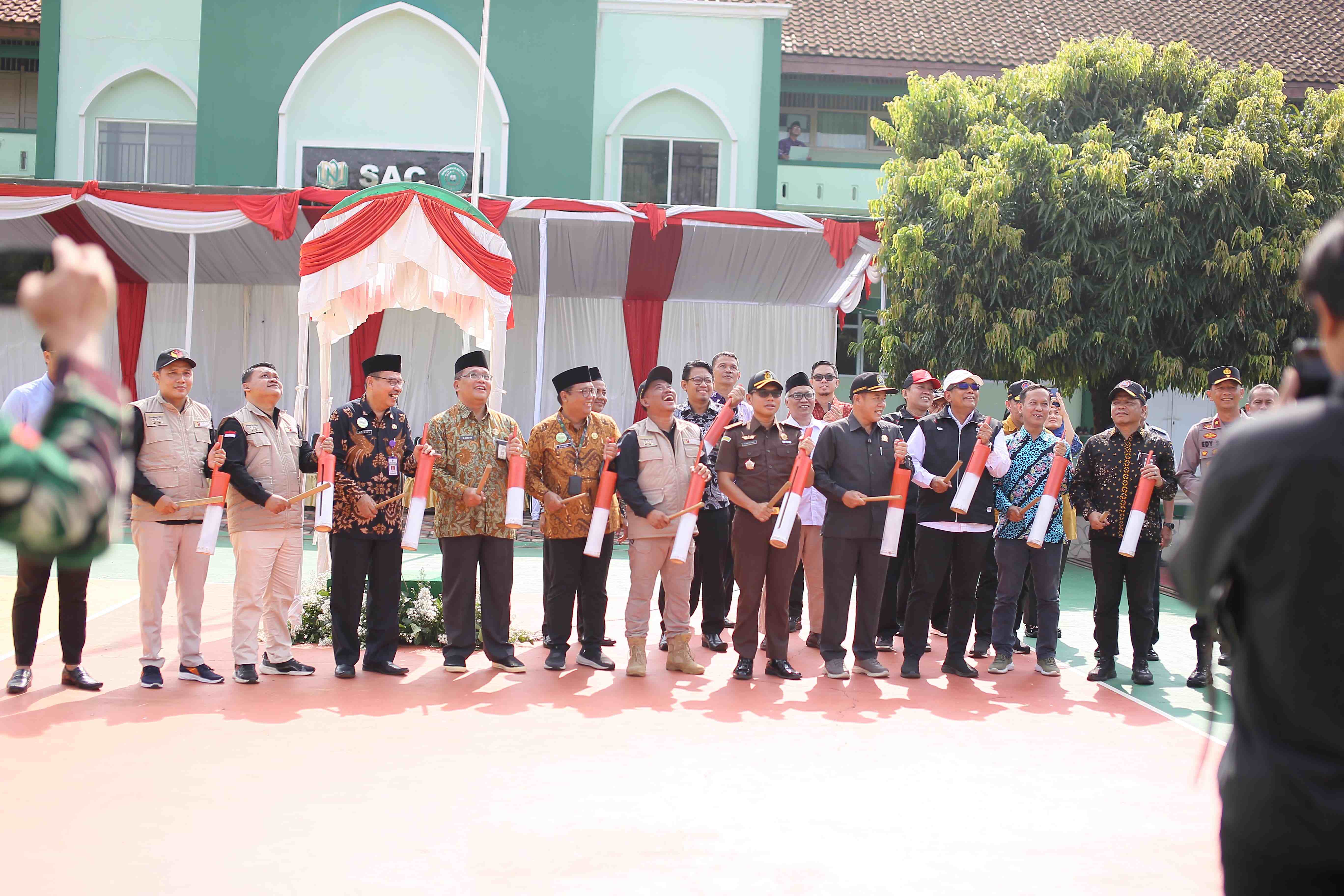 Pemukulan Kentongan dan Pelepasan Balon oleh Komisioner Bawaslu Jepara, Jajaran Forkopimda beserta tamu undangan