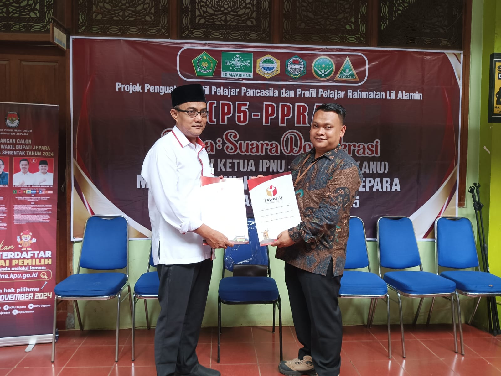 Penandatanganan Memorandum of Understanding (MoU) antara Anggota Bawaslu Jepara Shohibul Habib dengan Kepala Sekolah MA Masalikil Huda M. Zarkoni