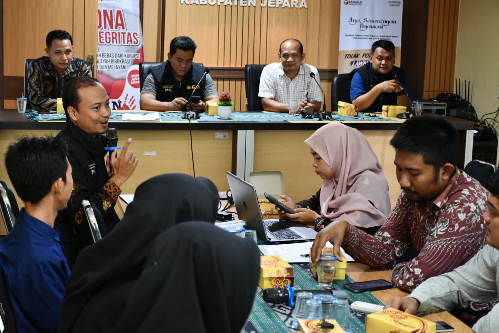 Ketua dan anggota Bawaslu Jepara bersama Ahmad Jukari selaku narasumber dalam acara Rapat Identifikasi Permasalahan Produk Hukum Bawaslu/Non Perbawaslu