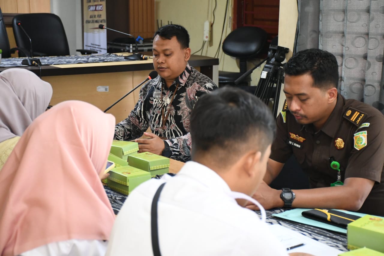 Kordiv Hukum dan Penyelesaian Sengketa Shohibul Habib dalam Acara Rapat Pokja Pengawasan Isu Isu Negatif dalam Tahapan Pemilihan 2024 bersama Kejaksaan Negeri, Kesbangpol, dan Polres Jepara