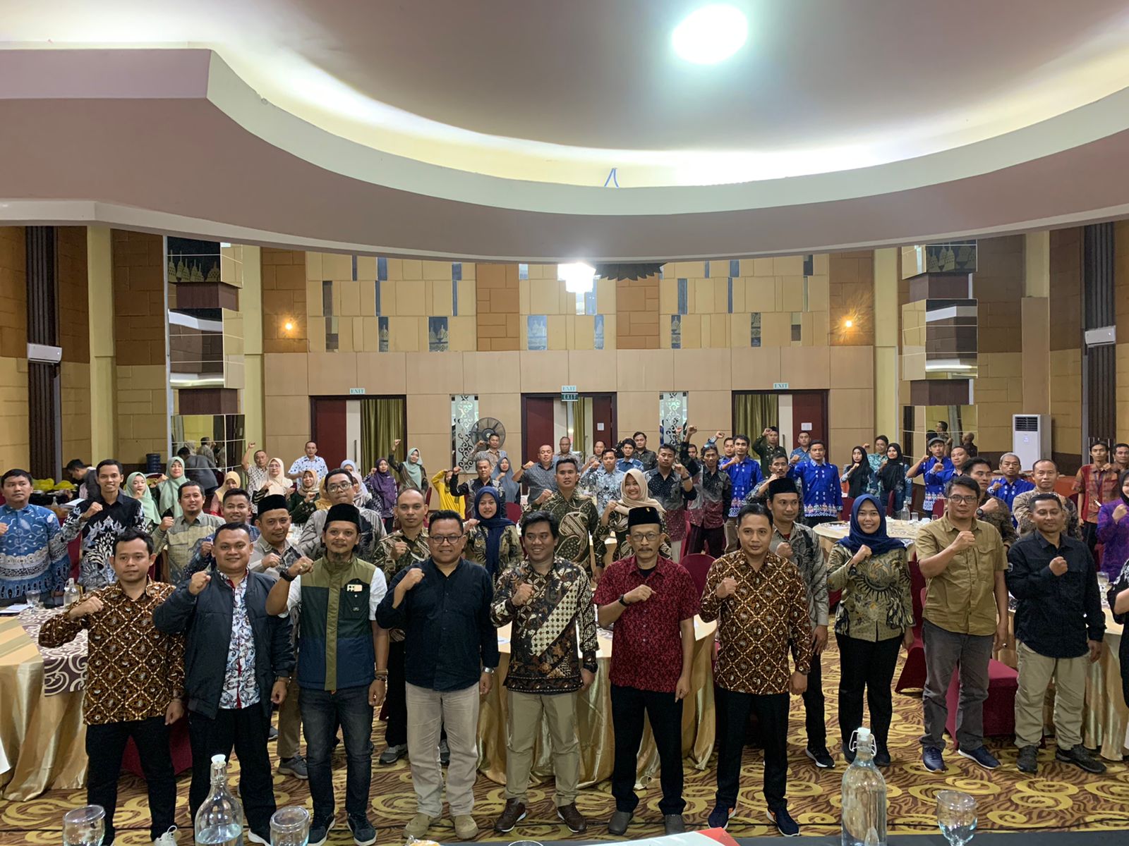 Ketua, Anggota, Bawaslu Jepara beserta Narasumber dan Panwaslu Kecamatan se Kabupaten Jepara dalam apat koordinasi evaluasi pengawasan tahapan Pilkada Serentak 2024