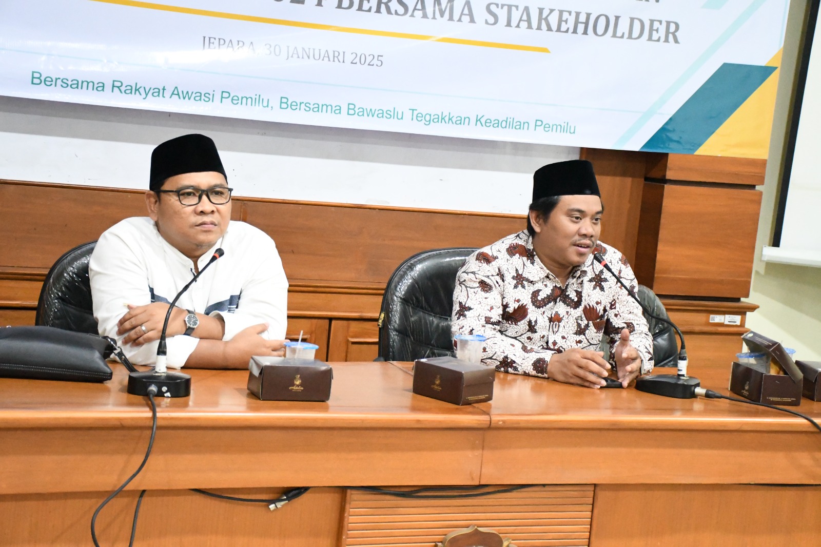 Ketua Bawaslu Jepara Sujiantoko dan Wakil Rektor Bidang III Abdul Wahab dalam Rapat Koordinasi Evaluasi dan Publikasi Hasil Pengawasan Tahapan Pilkada 2024 di Universitas Islam Nahdlatul Ulama (Unisnu) Jepara