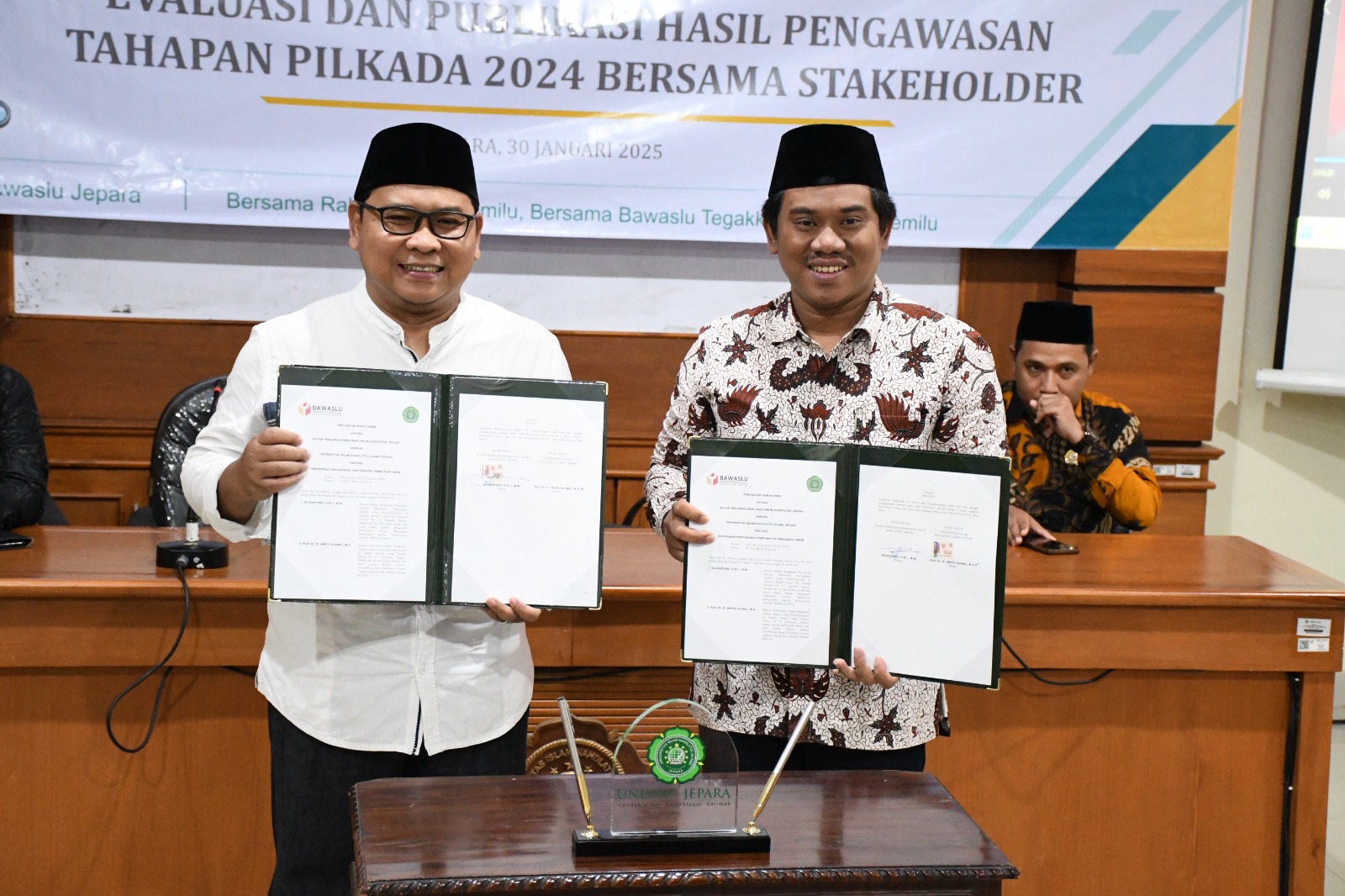 Penandatanganan nota kesepahaman (MOU) antara Bawaslu Jepara dan Unisnu Jepara