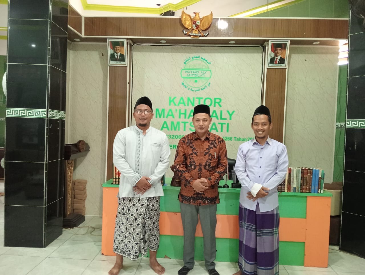 Ali Purnomo, Anggota Bawaslu Jepara selaku Koordinator Divisi Pencegahan, Partisipasi Masyarakat, dan Hubungan Masyarakat bersama oleh Arinal Haq Zakiyyat, M.Pd., Mudir Ma'had Aly Amtsilati.