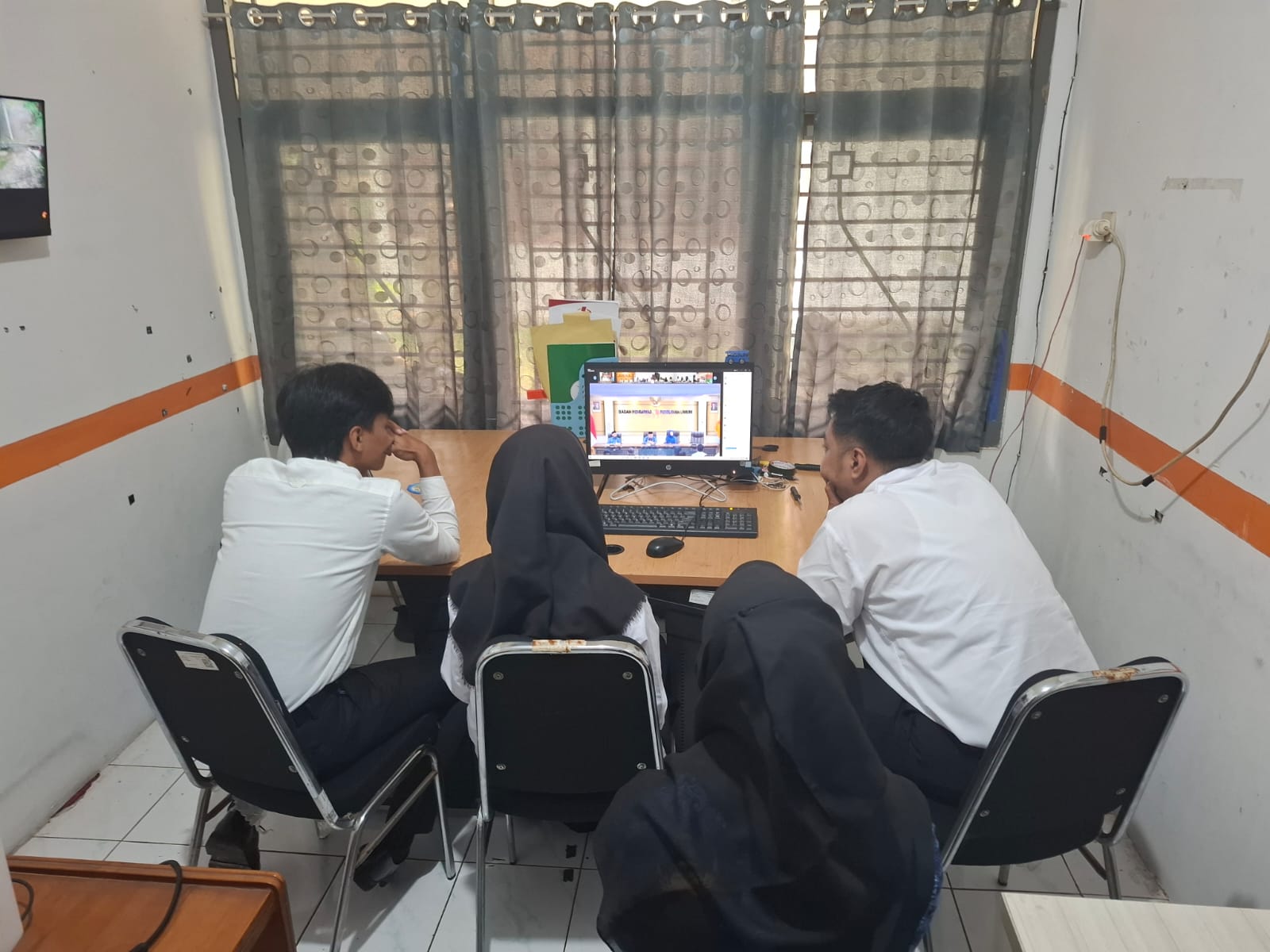 Andre, Hima, dan GhaniCalon Pegawai Negeri Sipil (CPNS) yang baru bergabung dengan Bawaslu Kabupaten Jepara mengikuti Rapat Pemanggilan dan Pengarahan CPNS Bawaslu Tahun Anggaran 2024 yang digelar secara nasional oleh Bawaslu RI