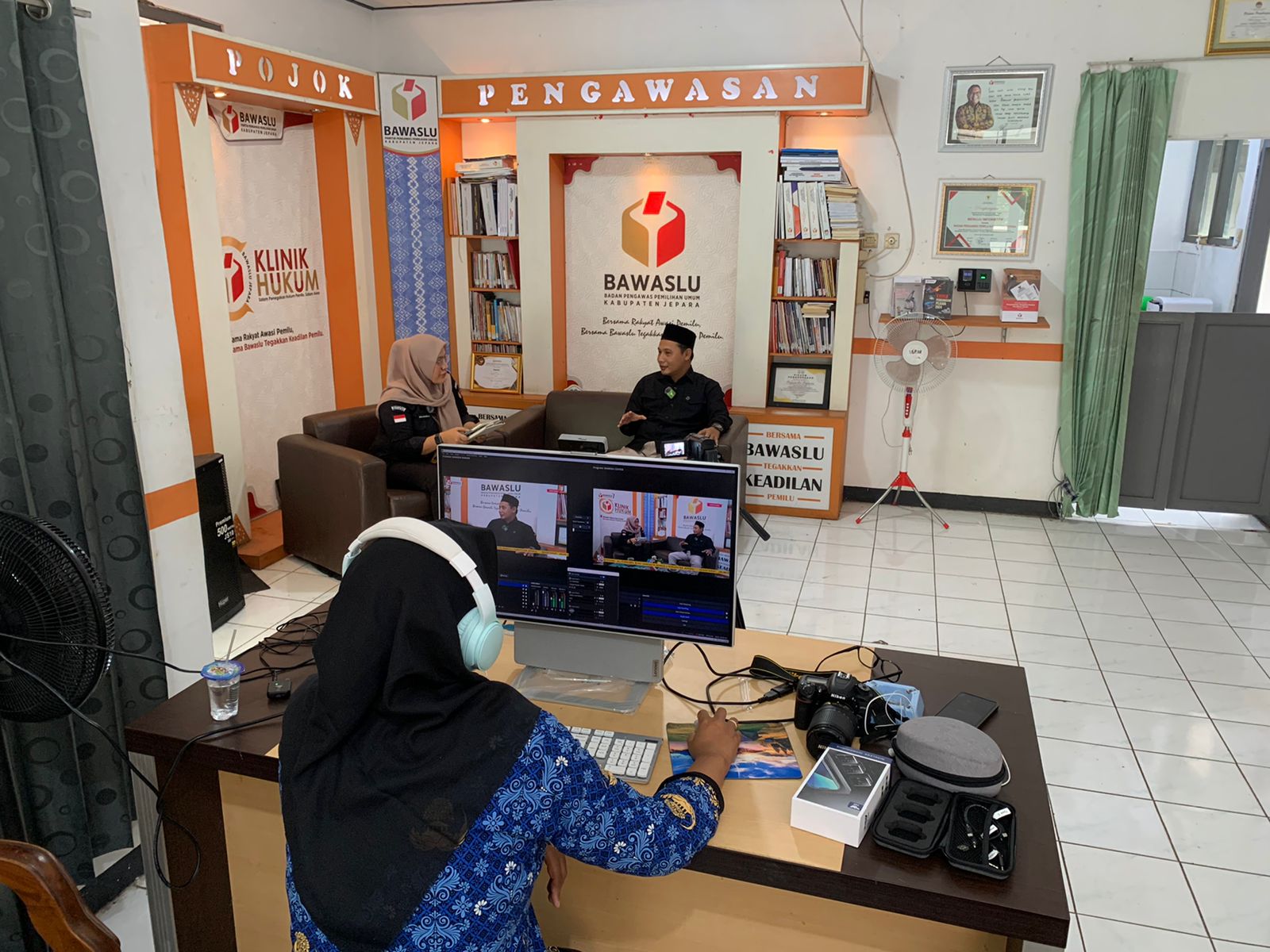 Ali Purnomo, Koordinator Divisi Pencegahan, Humas, dan Parmas Bawaslu Jepara, Nurul Khotimatul K. Staf Pencegahan, Parmas, Humas Bawaslu Jepara dan tim produksi dalam program Bawaslu Menyapa.