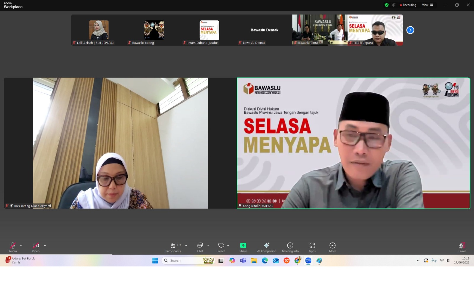 Anggota Bawaslu Kabupaten Jepara, Shohibul Habib, didampingi jajaran staf, mengikuti secara daring kegiatan "Selasa Menyapa" yang diselenggarakan oleh Bawaslu Provinsi Jawa Tengah melalui daring