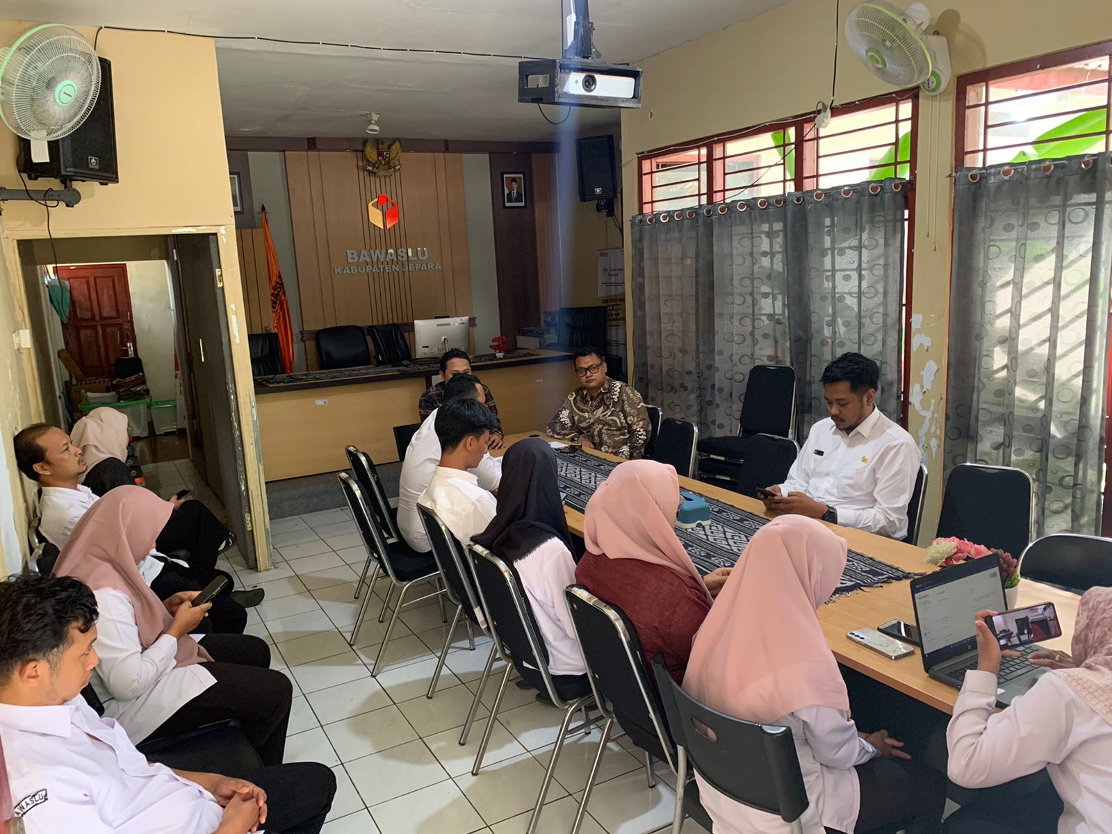 Rapat Koordinasi Pengawasan Pemutakhiran Data Pemilih Berkelanjutan (PDPB) dihadiri Kordiv Pencegahan, Parmas, Humas, Kordic Hukum dan Penyelesaian Sengketa, dan Kordiv Penanganan Pelanggaran dan Data Informasi serta staf kesekretariat