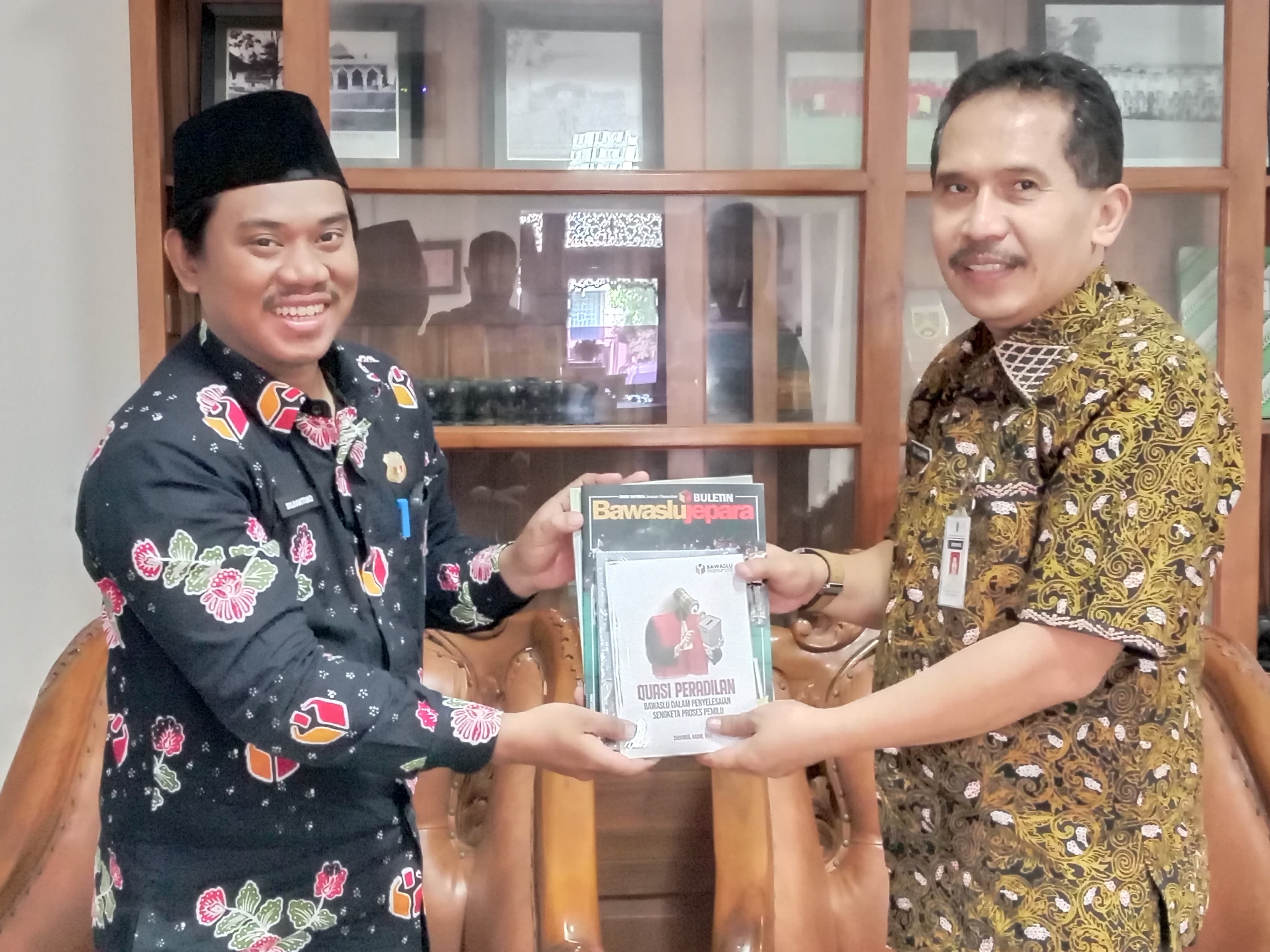 Ketua Bawaslu Jepara Sujiantoko bersama Kepala Dinas Diskarpus Edy Sujatmiko.
