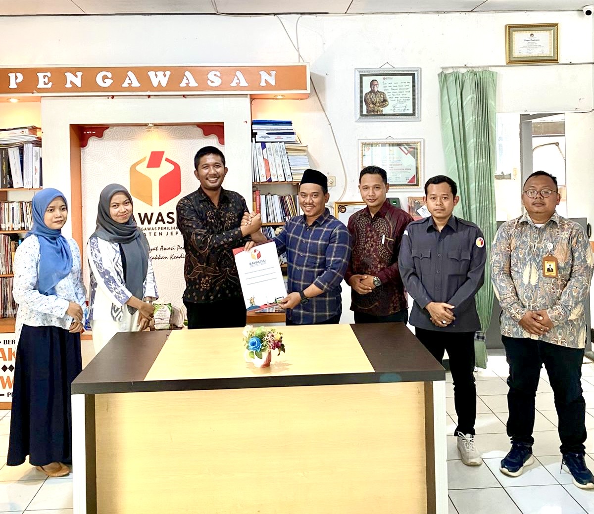 Ketua Bawaslu Jepara Sujiantoko, beserta Anggota Bawaslu Jepara Ali Purnomo, Khoirul Abidin, dan Khomaru Zaman beserta Ketua Perisai Demokrasi Bangsa Hamam Nasiruddin beserta anggota