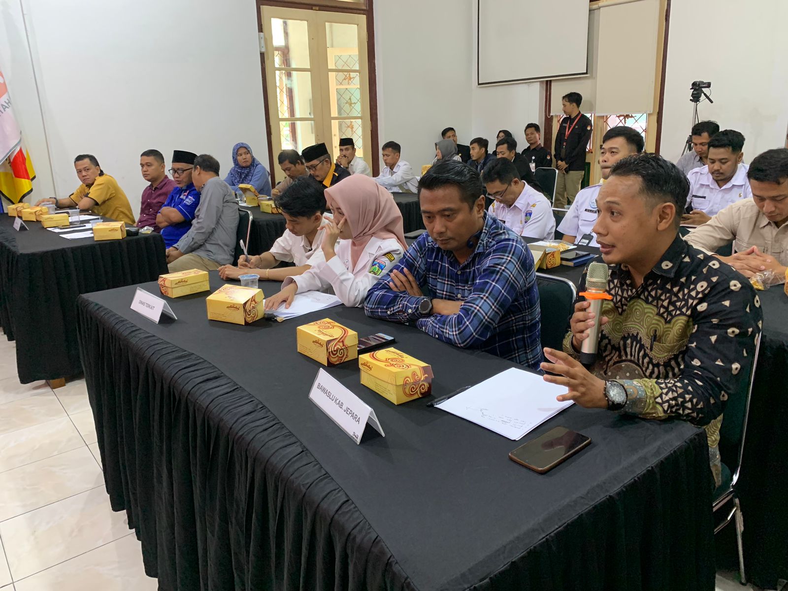 Ali Purnomo Kordiv Pencegahan, Parmas, dan Humas menyampaikan beberapa masukan krusial dalam Rapat Pleno Terbuka Pemutakhiran Data Pemilih Berkelanjutan (PDPB)