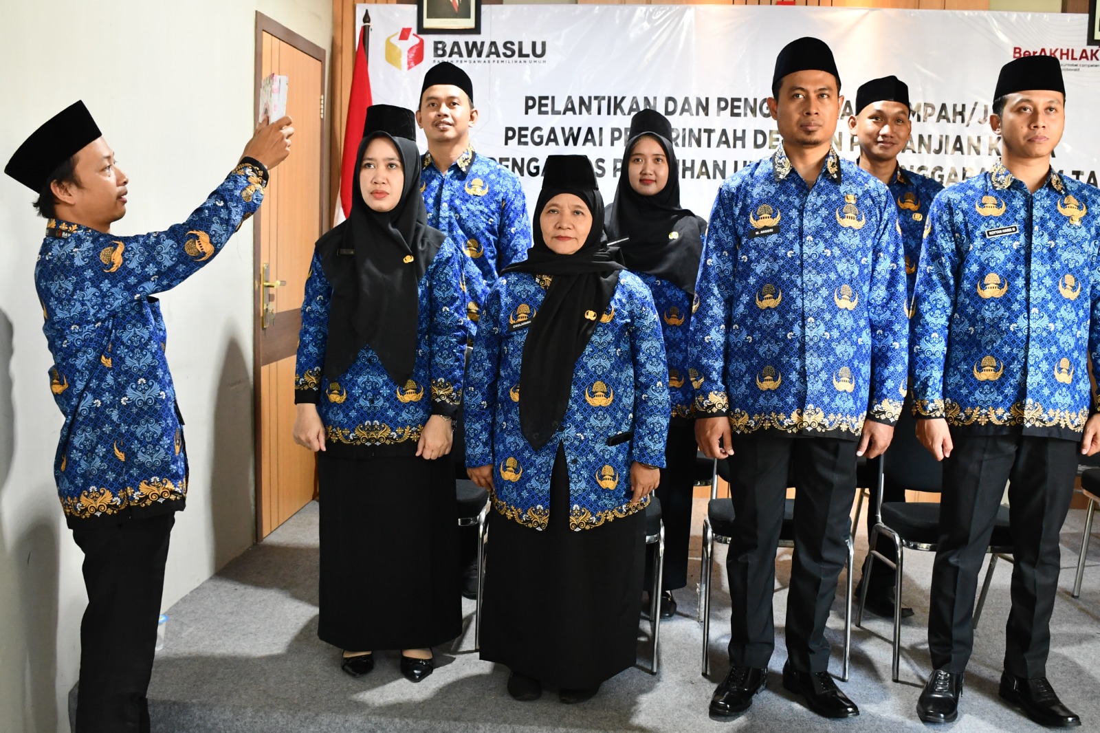 Tujuh staf Sekretariat Badan Pengawas Pemilihan Umum (Bawaslu) Kabupaten Jepara resmi dilantik dan diambil sumpah/janjinya sebagai Pegawai Pemerintah dengan Perjanjian Kerja (PPPK)