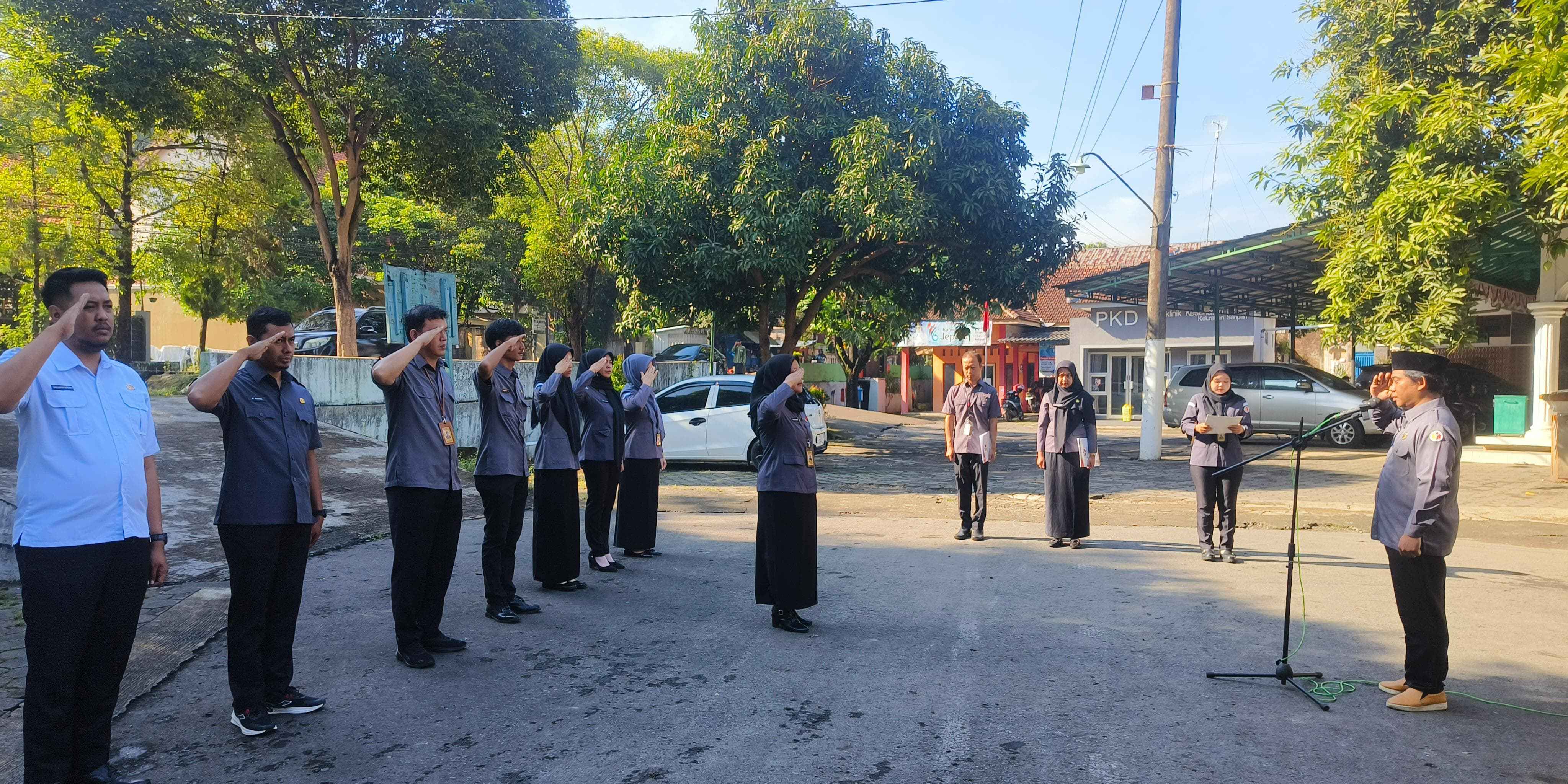 Ketua dan Sekretariat Bawaslu Jepara melaksanakan apel pagi di halaman kantor Bawaslu Jepara