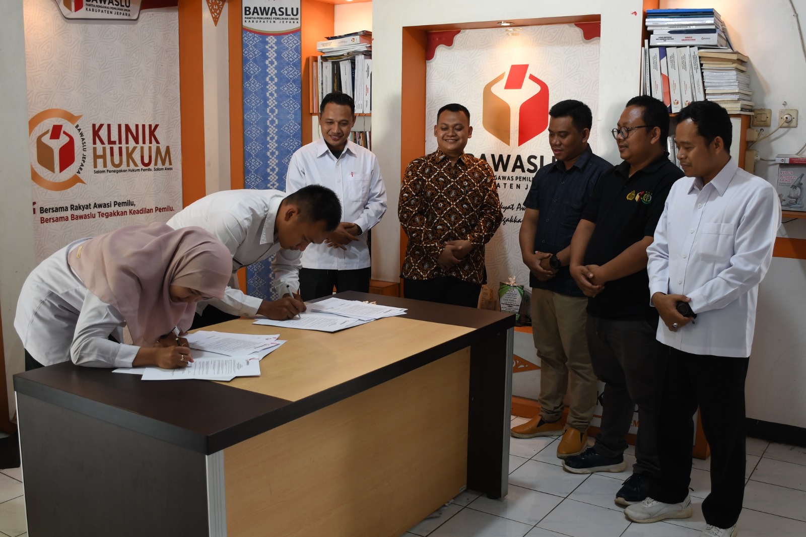 Bawaslu Kabupaten Jepara melaksanakan penandatanganan Pakta Integritas bagi Pegawai Pemerintah dengan Perjanjian Kerja (PPPK) Tahun Anggaran 2024