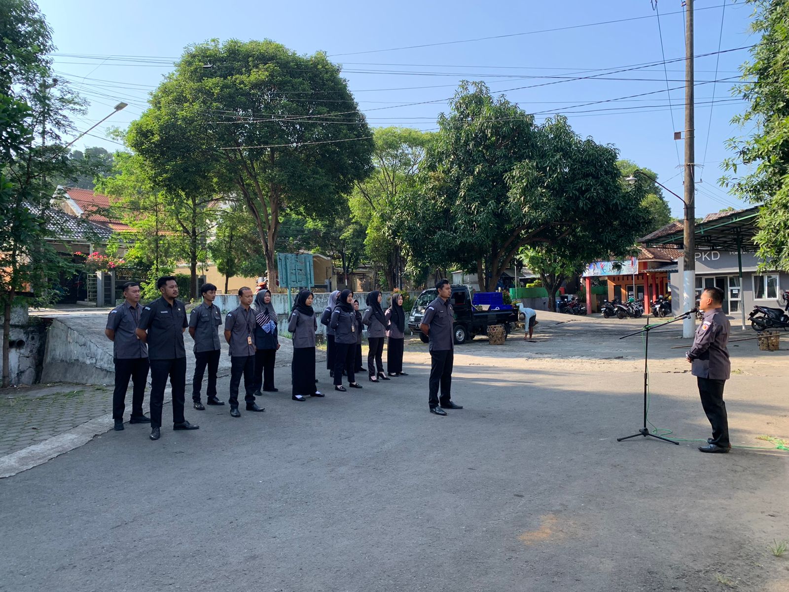 Kordiv Hukum dan penyelesaian Sengketa Bawaslu Jepara Shohibul Habib menjadi Pembina dalam Apel Pagi Bawaslu Jepara bersama sekretariat