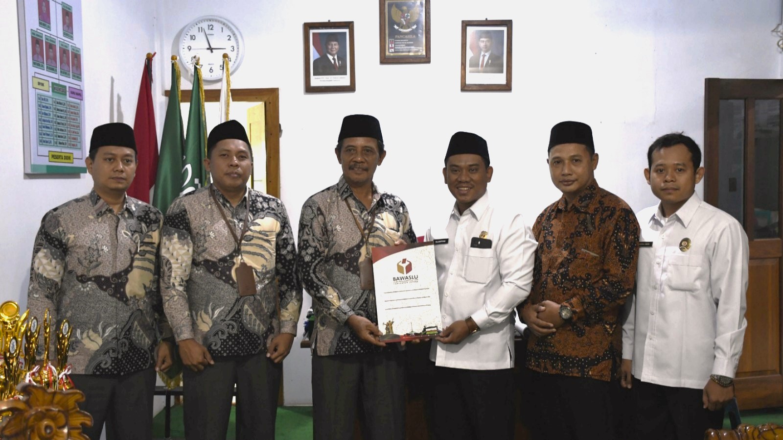 Ketua Bawaslu Jepara Sujiantoko, Anggota Bawaslu Jepara Kordiv Pencegahan, Parmas, Humas Ali Purnomo, Kordiv SDMO, dan Diklat Khoirul Abidin bersama Kepala MA Mathalibul Huda Mlonggo Kaloka beserta jajarannya.