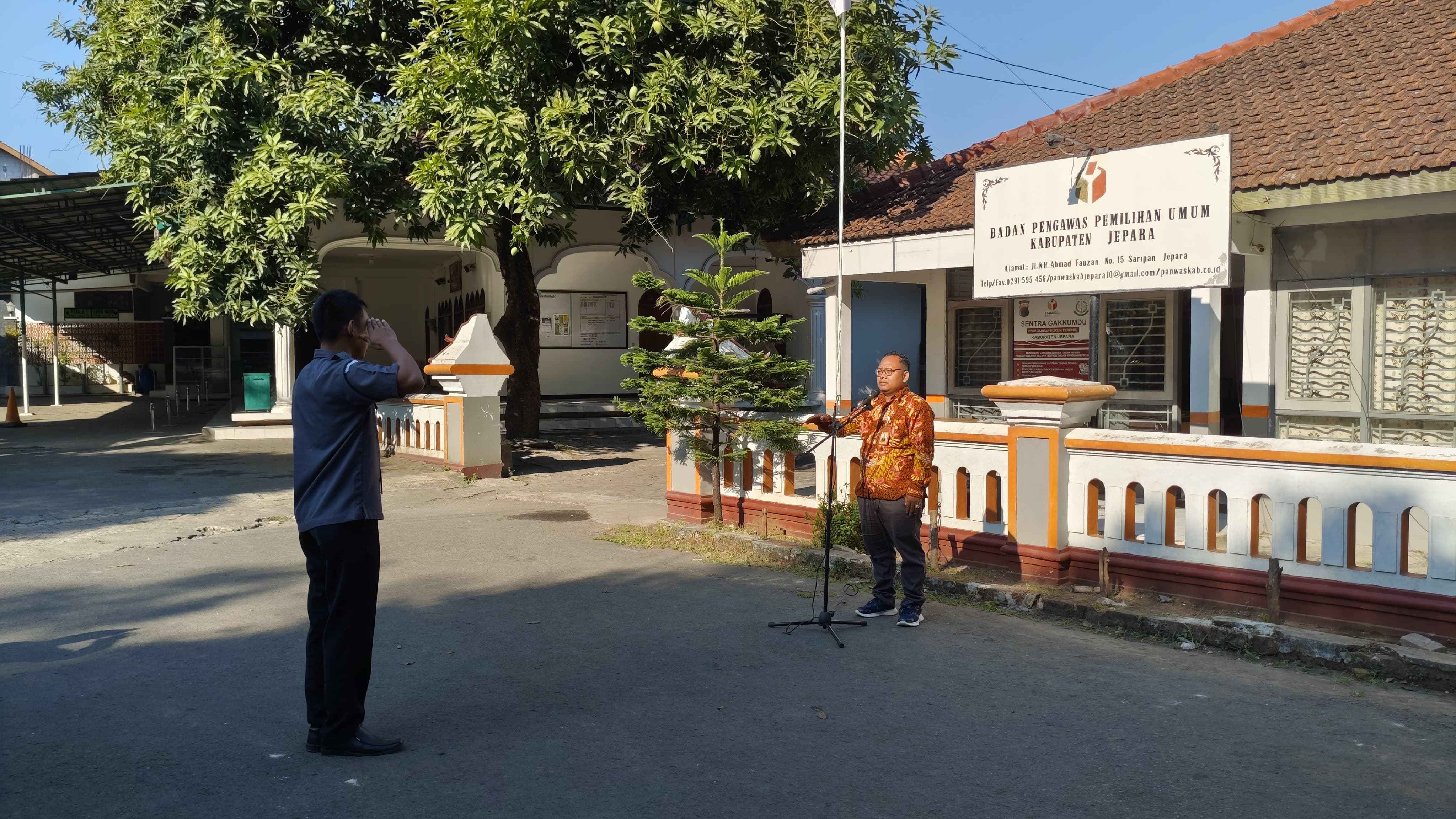 Koordinator Divisi Penanganan Pelanggaran dan Data Informasi Khomaru Zaman menjadi Pembina dalam Apel Pagi Ritin Hari Senin