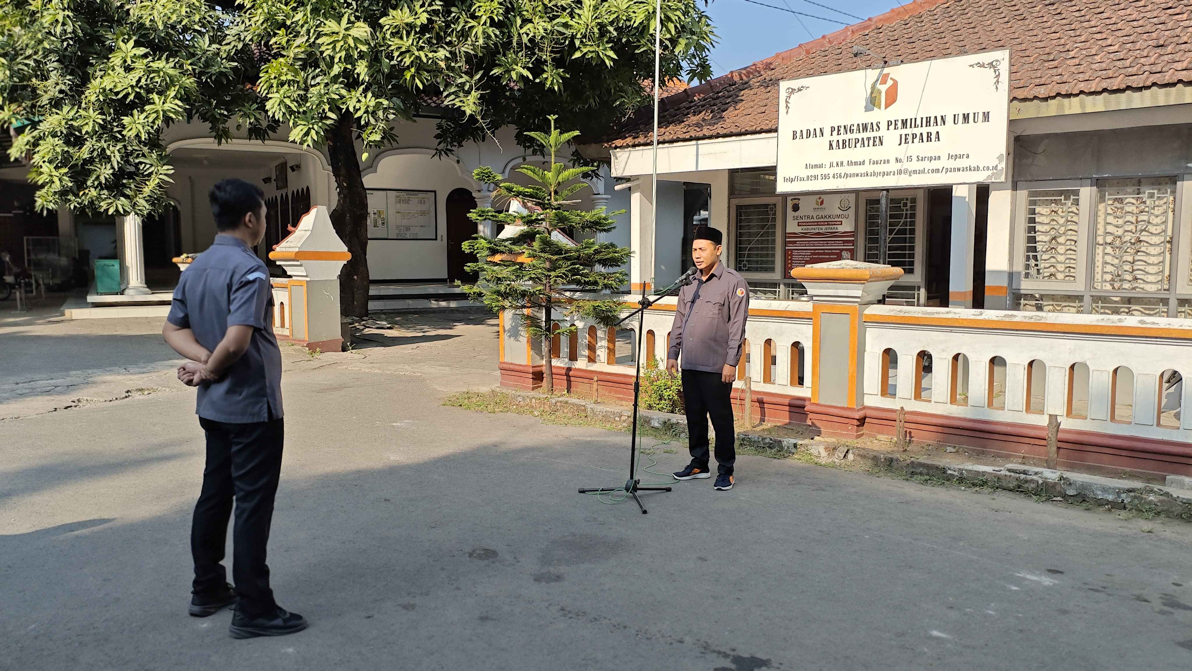 Anggota Bawaslu Jepara, Ali Purnomo sebagai pembina apel Bawaslu Jepara melaksanakan apel pagi rutin di halaman kantor pada Senin, 28 Juli 2025