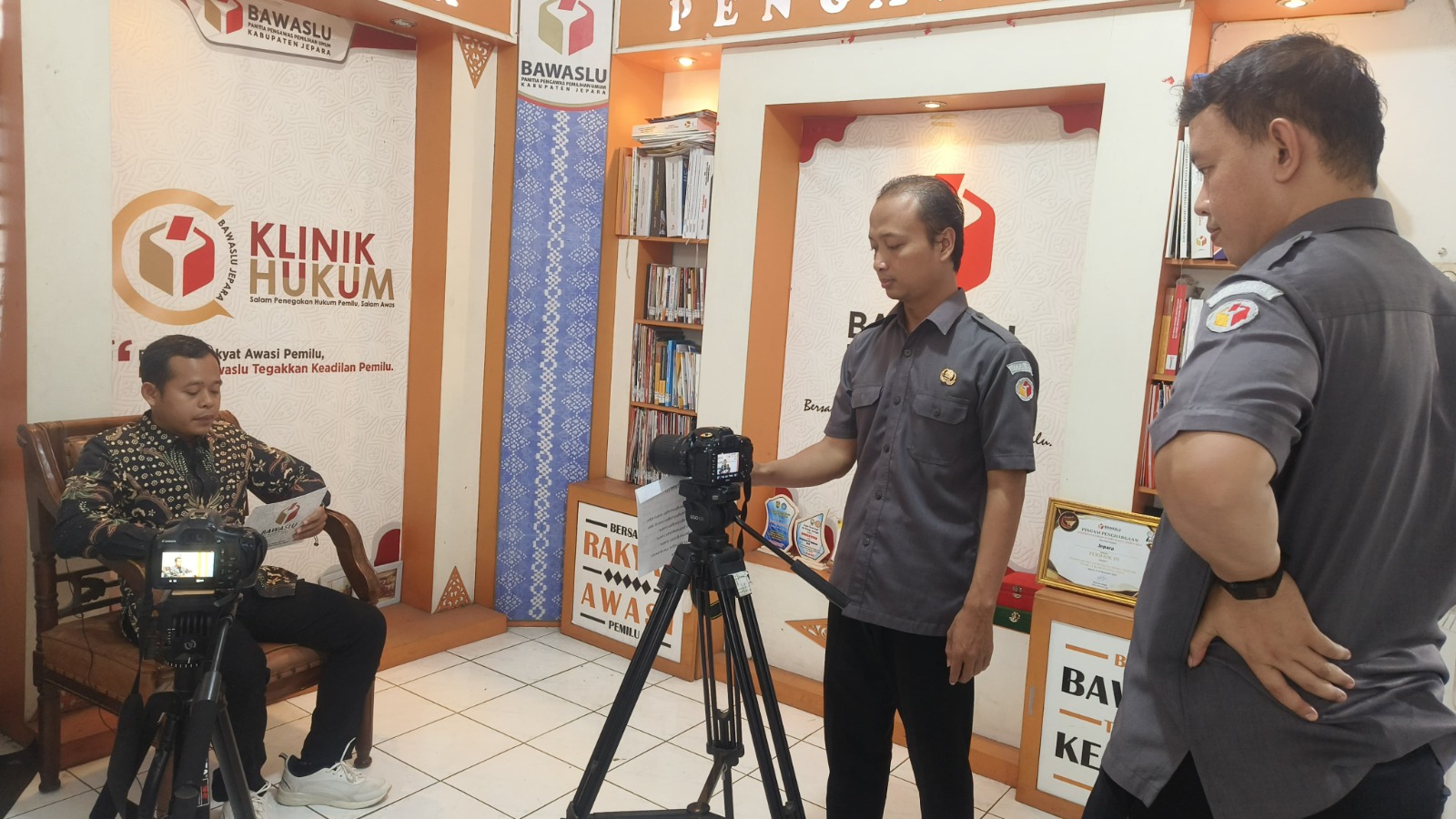 Program Klinik Hukum Bawaslu Jepara dengan pemantik Kordiv SDMO dan Diklat Khoirul Abidin, Kameramen dan editor staf Bawaslu Jepara Zain Musthofa Kamal, dan PIC kegiatan Staf Bawaslu Jepara Misbakhus Sholikin