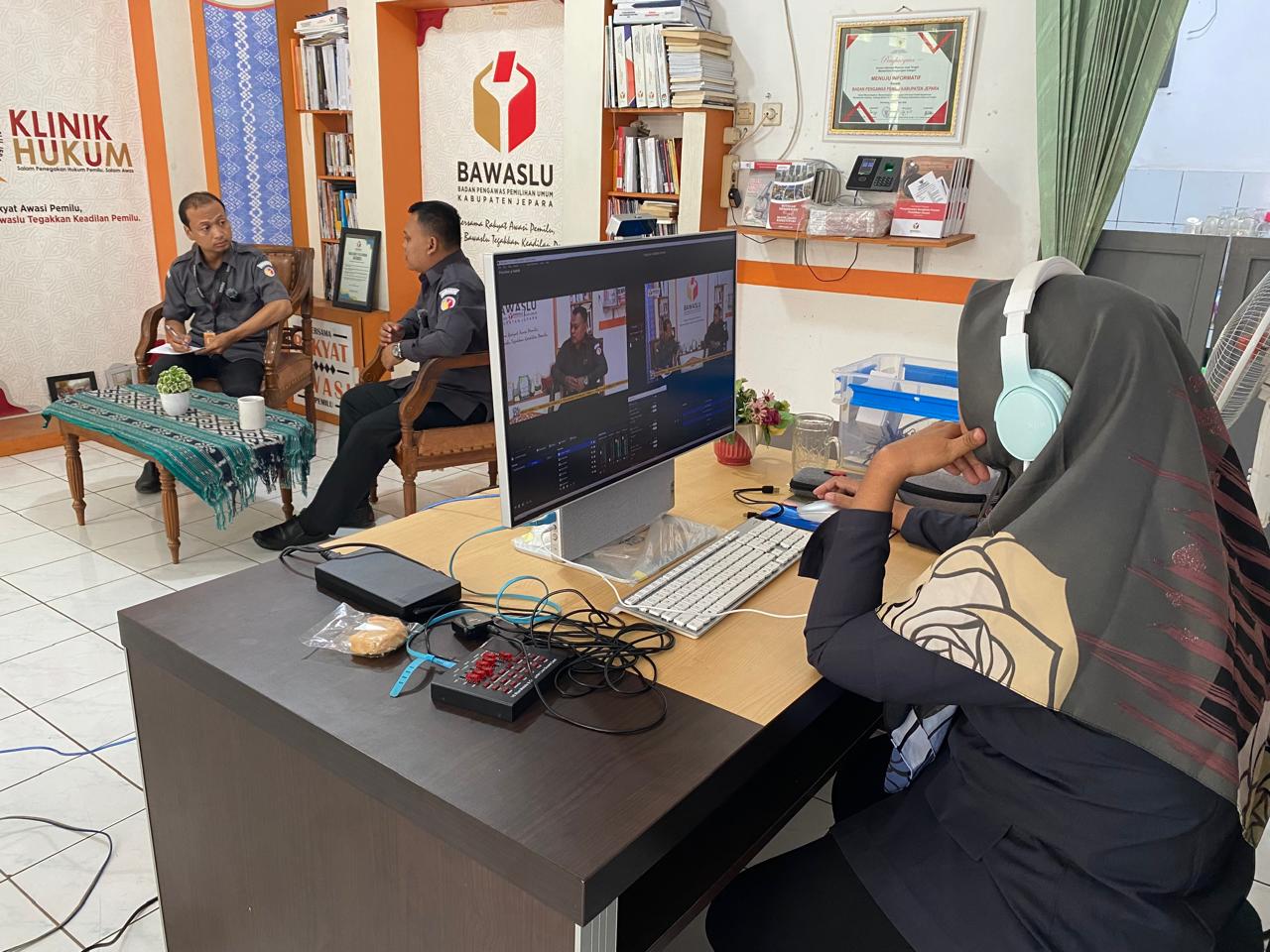 Proses pembuatan konten Bawaslu Menyapa dengan Narasumber Anggota Bawaslu Jepara Shohibul Habib dan Moderator Misbakhus Sholikin