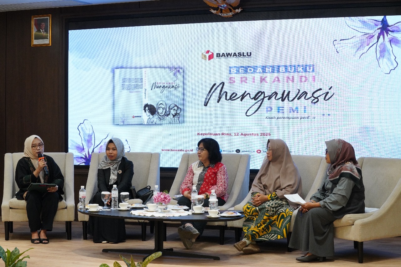 Diskusi Bedah Buku 'Srikandi Mengawasi': Kisah Perempuan Pengawas Pemilu dalam Mengawasi Pemilu 2024 di Batam, Kepulauan Riau, Selasa (12/8/2025).