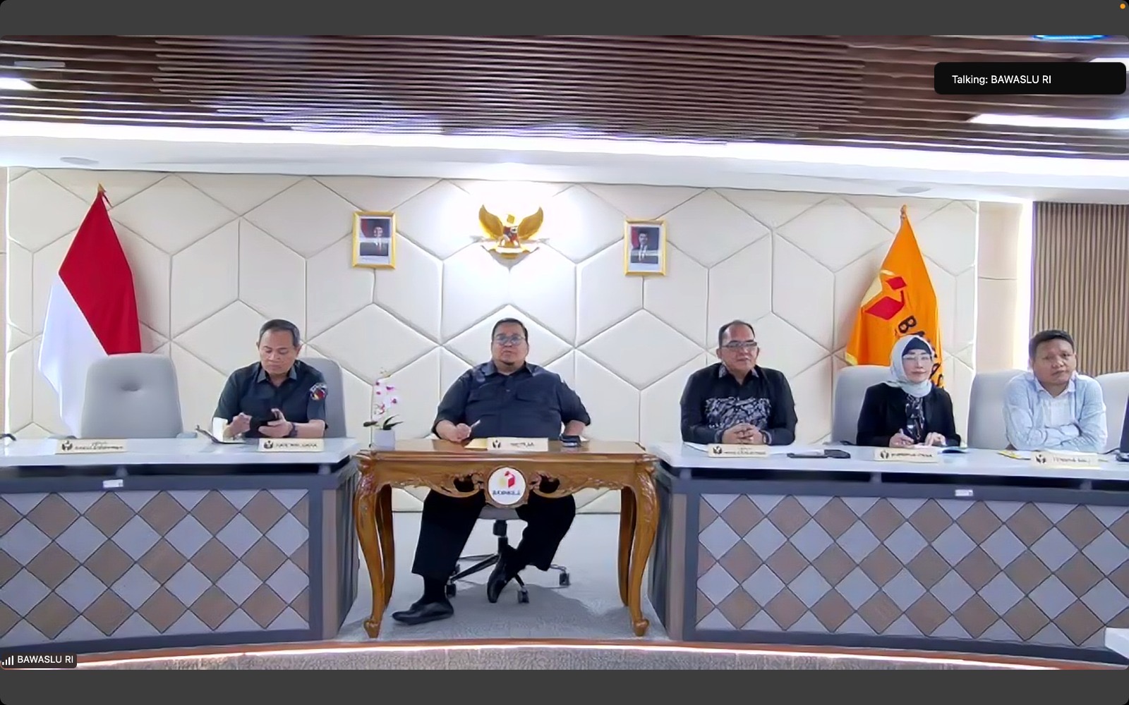 Ketua Bawaslu Rahmat Bagja beserta jajaran pimpinan melakukan rapat daring di ruangan Command Center Bawaslu, Jakarta pada Selasa, (12/08/2025)/Foto: Tangkapan Layar Zoom